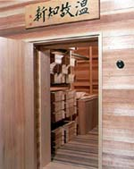 ”Onkochishin” (seeking to discover something new by studying the past)　A culture room from the past has been reproduced. Everything is made from cedar boards.